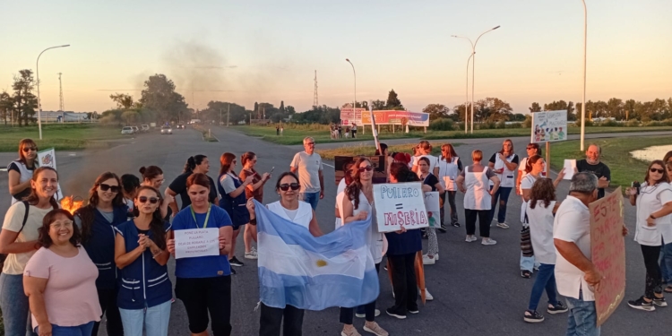 «Por un salario digno»: Docentes de Maciel, Gaboto y Oliveros se manifestaron en Ruta 11