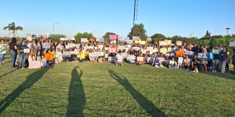 Docentes de Oliveros y Totoras se manifestaron rechazando el ofrecimiento paritario