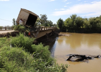 Camión impactó contra el puente clausurado del río Carcarañá: el acoplado cayó al agua