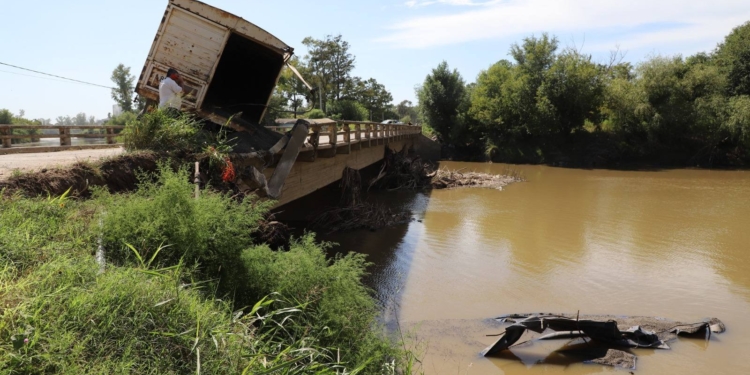 Camión impactó contra el puente clausurado del río Carcarañá: el acoplado cayó al agua