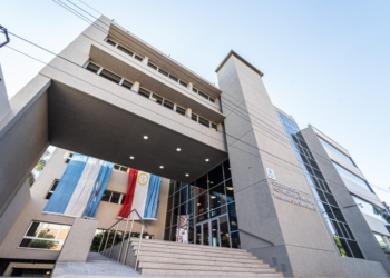 8 años y 8 meses de prisión para un hombre que abusó de la hija de su pareja