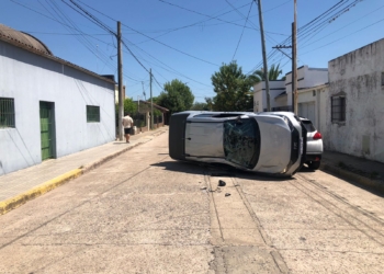 Impactante vuelco tras un choque en Coronda: un hombre resultó herido
