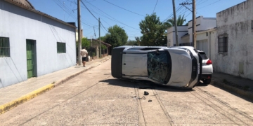 Impactante vuelco tras un choque en Coronda: un hombre resultó herido