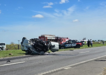 Una camioneta se cruzó de carril e impactó contra un colectivo: dos muertos y seis heridos