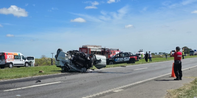 Una camioneta se cruzó de carril e impactó contra un colectivo: dos muertos y seis heridos