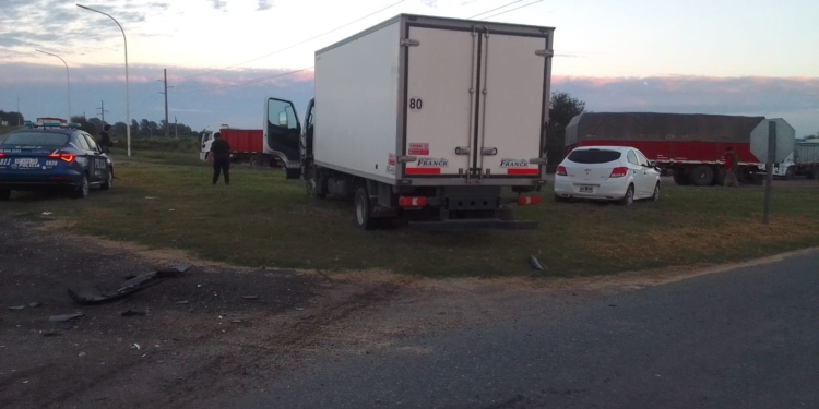 Arocena: choque entre un camión y un auto en Ruta 80 y acceso a autopista