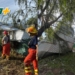 Pueblo Andino: el fuerte viento voló un techo de chapa y quedó sobre un árbol