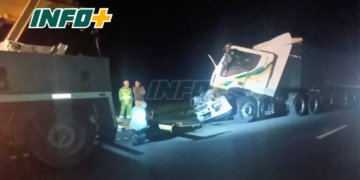 Fuerte impacto entre dos camiones por alcance sobre autopista, en Arocena