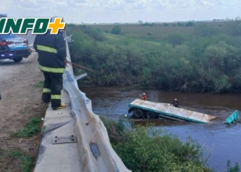 Un camión cayó a un arroyo a la vera de la autopista Rosario Córdoba y buscan al chofer