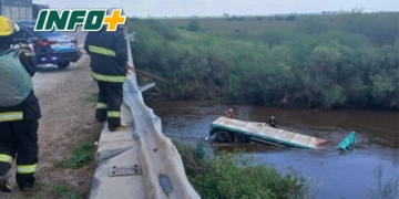 Un camión cayó a un arroyo a la vera de la autopista Rosario Córdoba y buscan al chofer