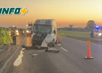 Dos vehículos chocaron por alcance en autopista: un conductor herido