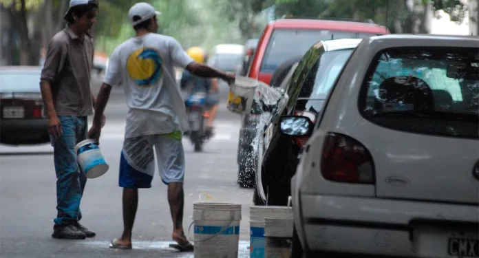 El Senado dio media sanción a la prohibición de los cuidacoches