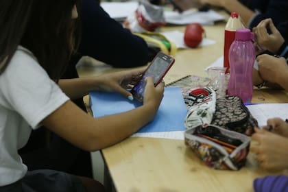 Santa Fe estableció pautas para el uso de celulares en las escuelas