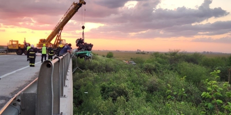 Hallaron muerto al chofer del camión que cayó al arroyo Tortugas