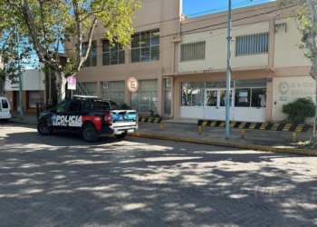 Operativo policial en una escuela por un alumno con un arma: era de juguete