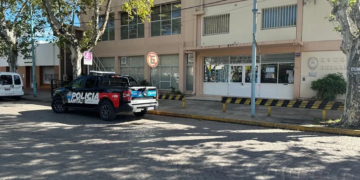 Operativo policial en una escuela por un alumno con un arma: era de juguete