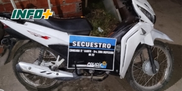 Una menor en moto chocó contra un auto en Gaboto: el birrodado tenía pedido de secuestro