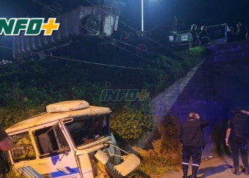 Choque entre camiones en autopista: se desprendió una cabina y cayó del puente
