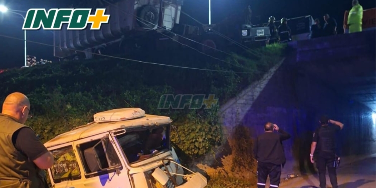 Choque entre camiones en autopista: se desprendió una cabina y cayó del puente
