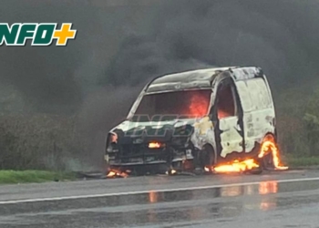 Un utilitario ardió en llamas en la autopista a la altura de Oliveros