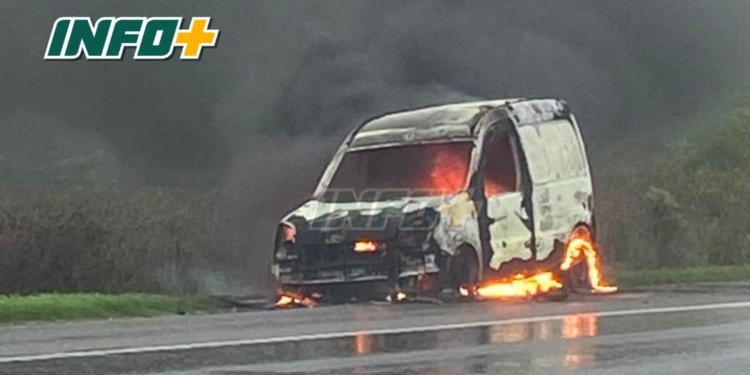 Un utilitario ardió en llamas en la autopista a la altura de Oliveros