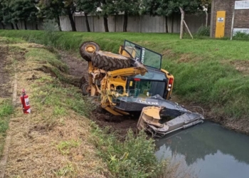 Rescataron a un trabajador tras el vuelco de una retroexcavadora