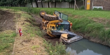 Rescataron a un trabajador tras el vuelco de una retroexcavadora