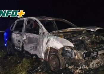 Susto en la noche: un auto fue consumido por las llamas en Maciel