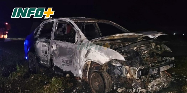 Susto en la noche: un auto fue consumido por las llamas en Maciel