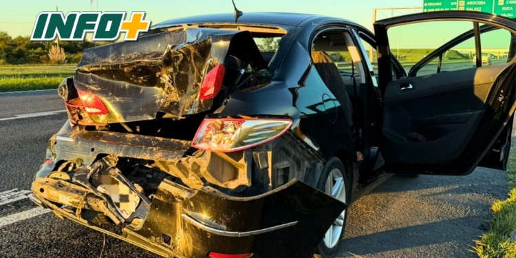 Dos vehículos chocaron en autopista y uno se dio a la fuga: cinco personas trasladadas al SAMCo