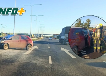 Un auto impactó de atrás contra un camión en autopista y se prendió fuego