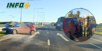 Un auto impactó de atrás contra un camión en autopista y se prendió fuego