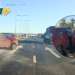 Un auto impactó de atrás contra un camión en autopista y se prendió fuego