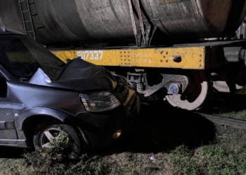 Un utilitario fue impactado por el tren en San Lorenzo: cuatro heridos leves