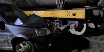 Un utilitario fue impactado por el tren en San Lorenzo: cuatro heridos leves