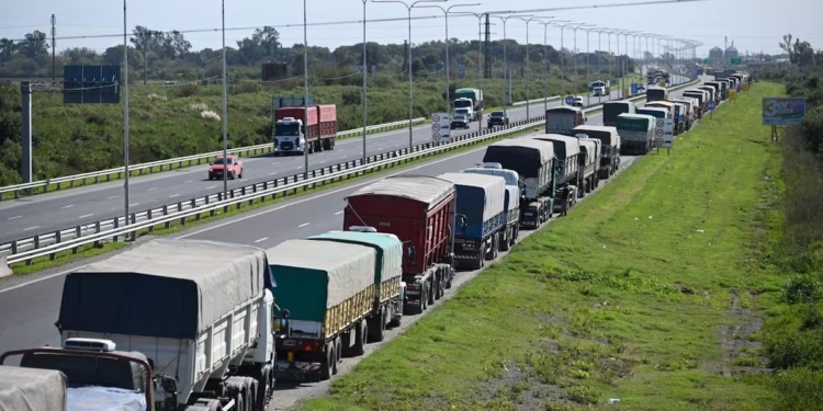 Otro día con rutas saturadas en la región: aluvión de camiones que llegan a los puertos