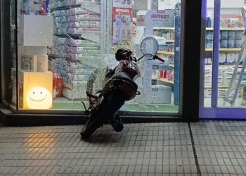 Totoras: un motociclista se estrelló contra la vidriera de un local comercial