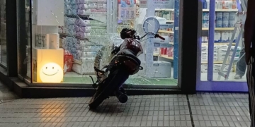 Totoras: un motociclista se estrelló contra la vidriera de un local comercial