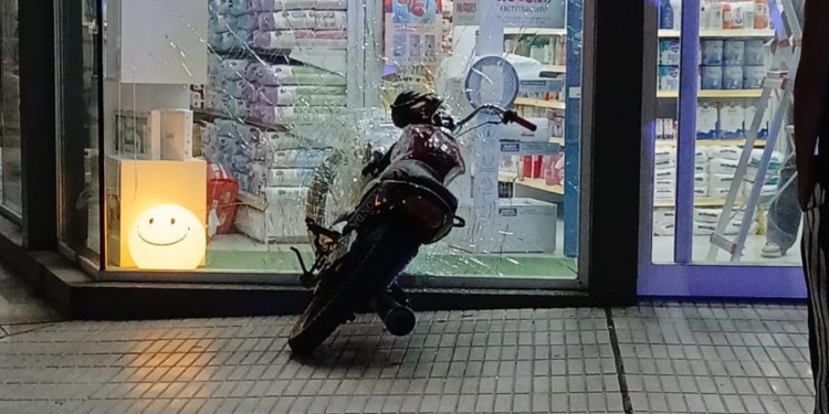 Totoras: un motociclista se estrelló contra la vidriera de un local comercial