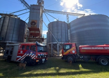Bomberos de Totoras controlaron un principio de incendio en una secadora sobre la Ruta 34