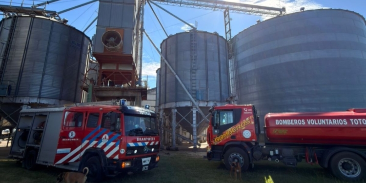 Bomberos de Totoras controlaron un principio de incendio en una secadora sobre la Ruta 34