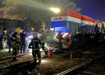 Un tren impactó con un remisse y lo arrastró 150 metros: un hombre herido