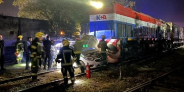 Un tren impactó con un remisse y lo arrastró 150 metros: un hombre herido