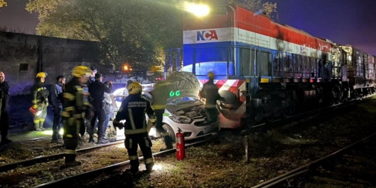 Un tren impactó con un remisse y lo arrastró 150 metros: un hombre herido