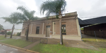 Piden que la policía no saque fotos a menores al ingreso y a la salida de la escuela