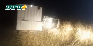 Volcó un camión en un camino rural de Bernardo de Irigoyen tras esquivar a una camioneta