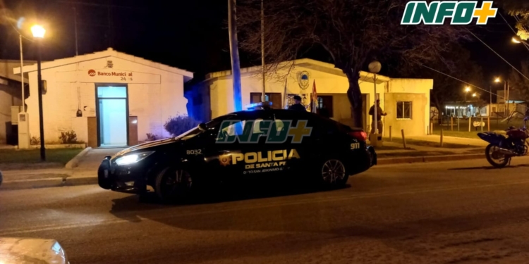 Puerto Gaboto: vecinos irrumpieron violentamente en una casa y recuperaron una moto robada