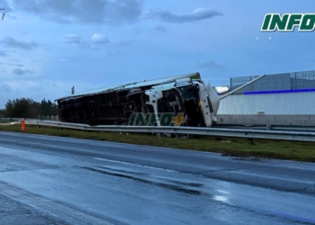 Impactante vuelco de un camión en autopista: derribó dos columnas de alumbrado