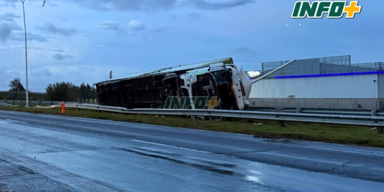 Impactante vuelco de un camión en autopista: derribó dos columnas de alumbrado
