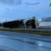 Impactante vuelco de un camión en autopista: derribó dos columnas de alumbrado